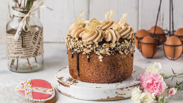 Easter cake with eggs and flowers