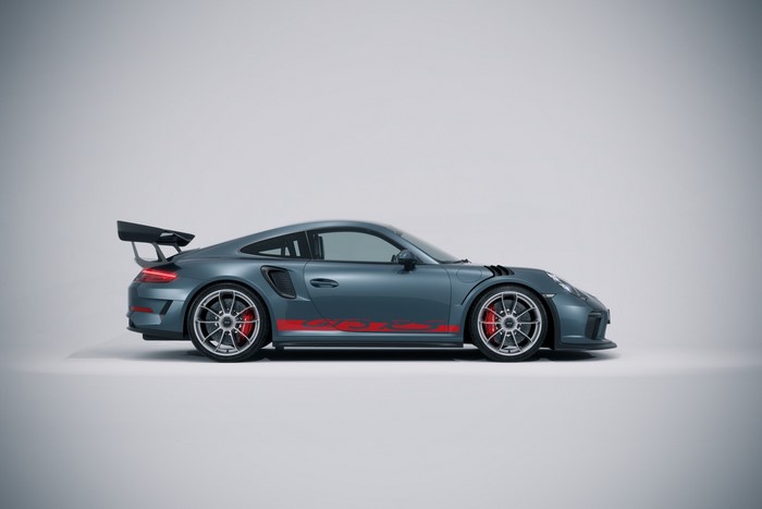 Porsche 911 GT2 RS side view