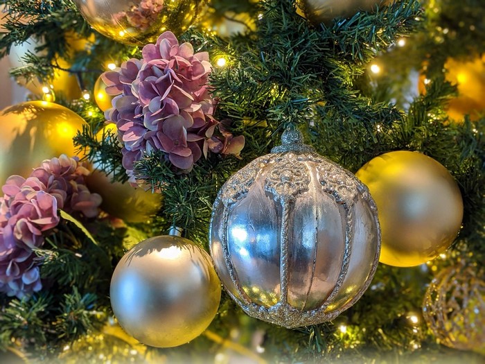 Christmas tree ornaments with lights and flowers