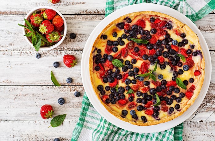 Berry pie with strawberries and blueberries