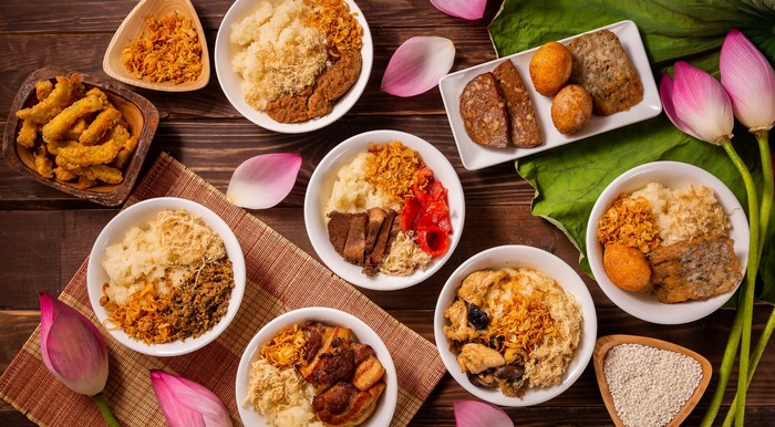 Vietnamese sticky rice dishes with lotus flowers