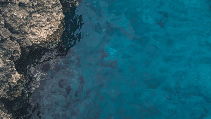 4K wet rocks and blue water