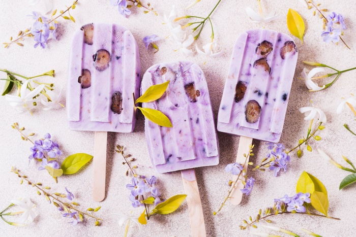 Purple berry popsicles with flowers