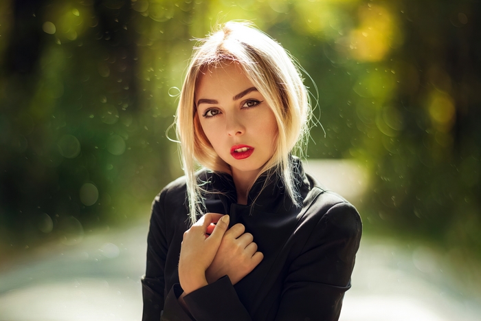 Woman with blonde hair and red lipstick