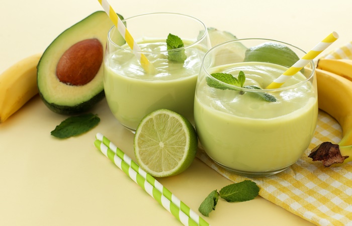 Avocado and Lime Smoothies with Bananas