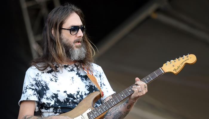 Chris Robinson playing Fender Stratocaster guitar