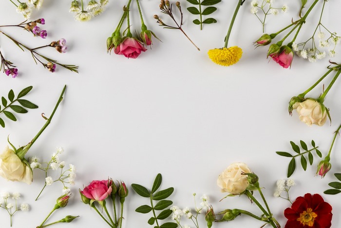Floral arrangement with roses and daisies