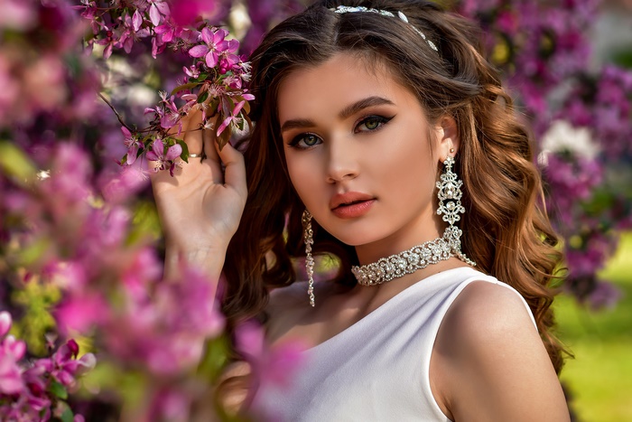 Woman with jewelry and pink flowers