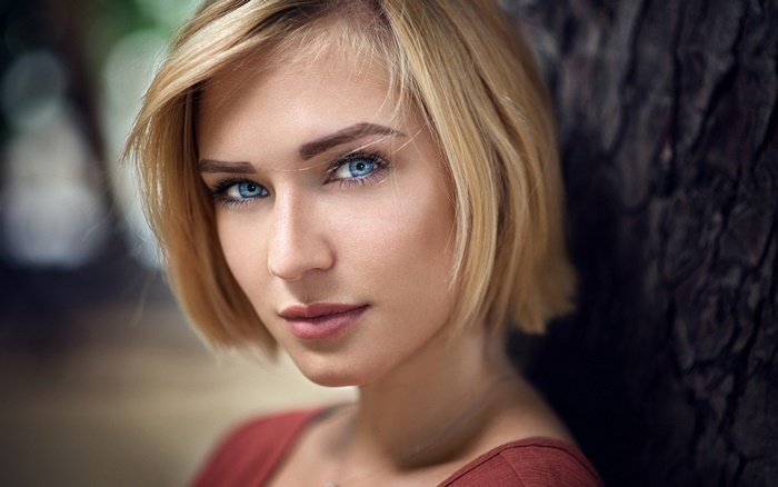 Eva Mikulski Portrait with Blue Eyes and Blonde Hair
