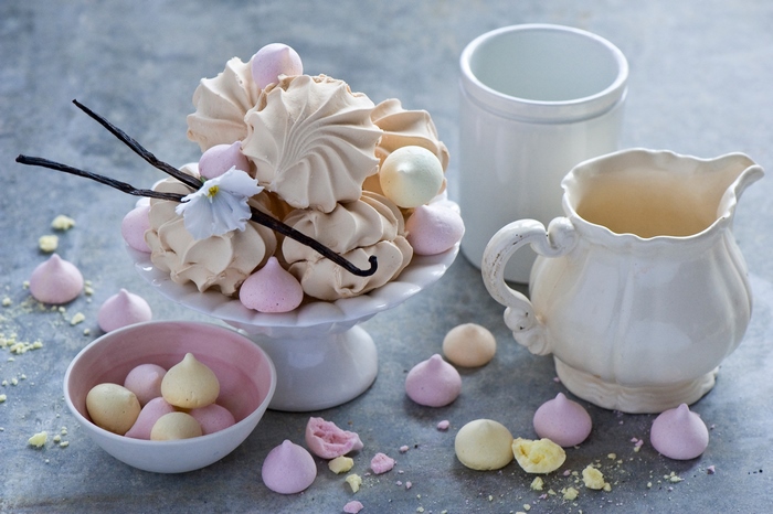 Meringues on a cake stand with vanilla beans