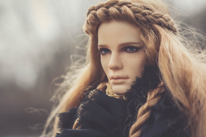 Model 4K with braided blonde hair
