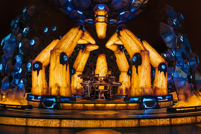 Tardis interior with console and glowing pillars