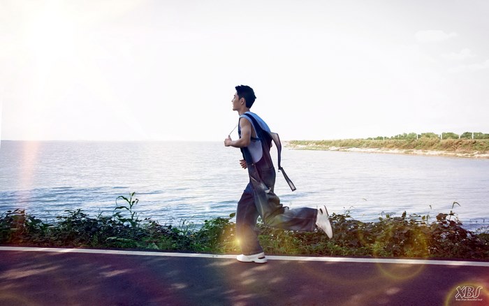 Xiao Zhan running by the sea