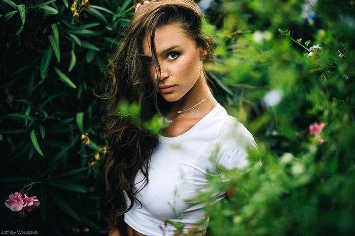 Woman with blue eyes and brunette hair