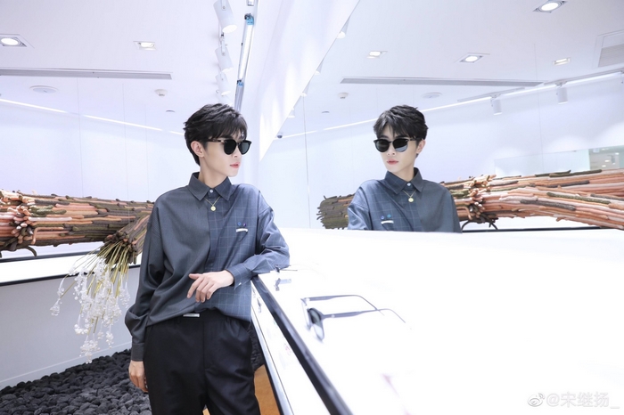 Song Ji Yang in a grey checkered shirt and sunglasses