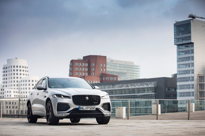 Jaguar F-PACE 4K SUV