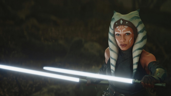 Ahsoka Tano with two lightsabers in 4K