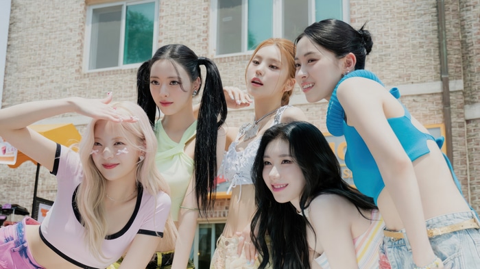 ITZY members posing for a photo