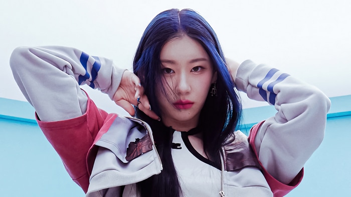 Chaeryeong from ITZY with blue hair