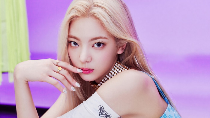 Lia from ITZY with blonde hair and pink lips