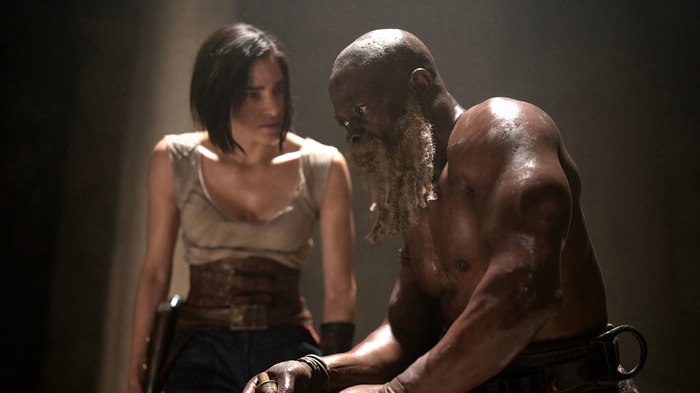 Djimon Hounsou and woman in Rebel Moon 4K