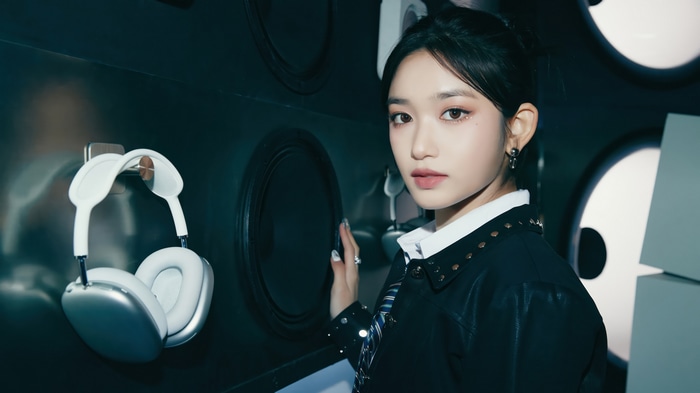 Leeseo of IVE with headphones