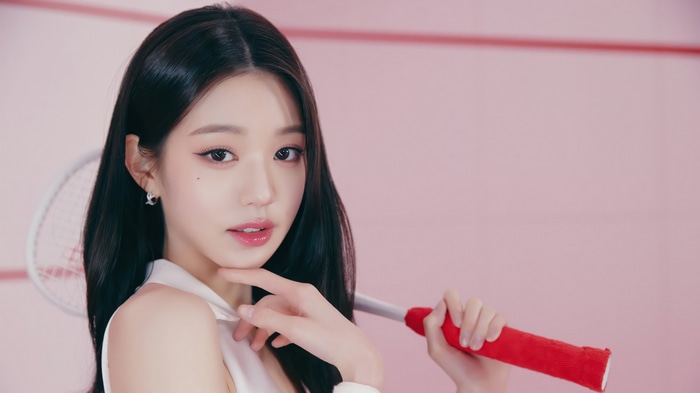 Jang Won-young holding a red badminton racket