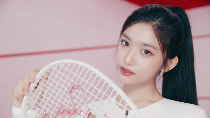 Leeseo of IVE holding a tennis racket