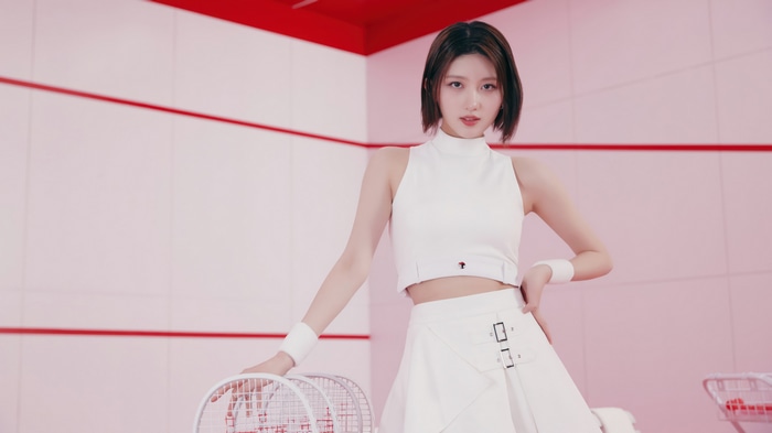 Gaeul from IVE in white outfit, 4K