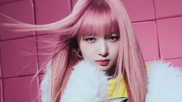 Rei from IVE with pink hair and white fur
