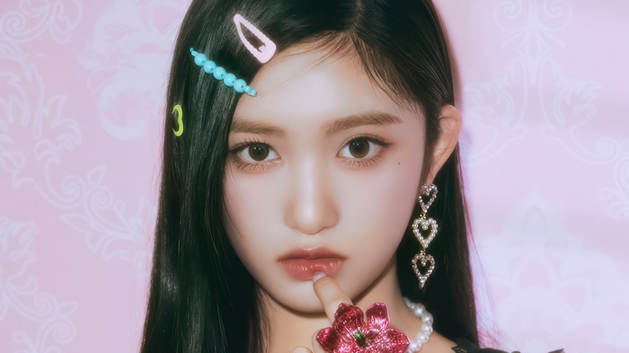 Leeseo from IVE with hair clips and heart earrings
