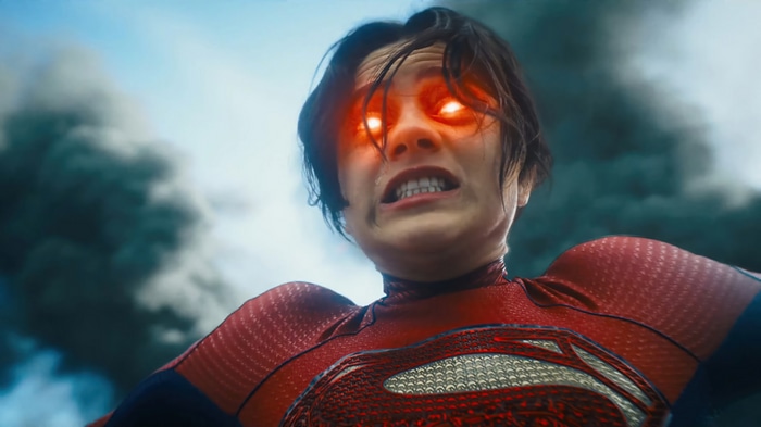 Supergirl with glowing eyes in The Flash 4K