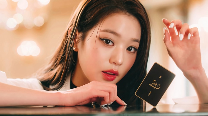 Jang Won-young holding an IVE 'I AM' card