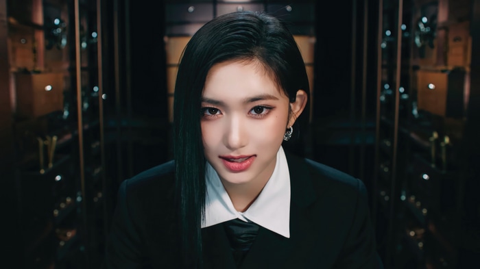 IVE Leeseo in a black suit 4K