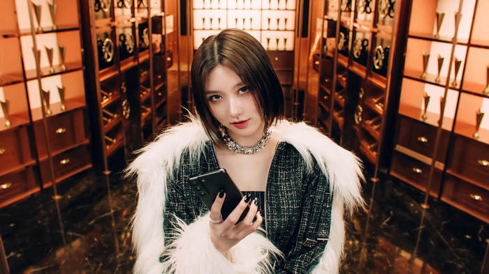 Gaeul from IVE holding a smartphone