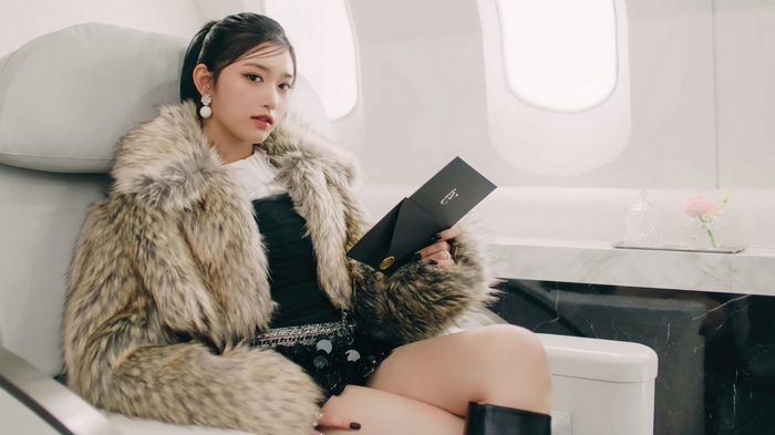 IVE Leeseo in a private jet holding a Chanel envelope