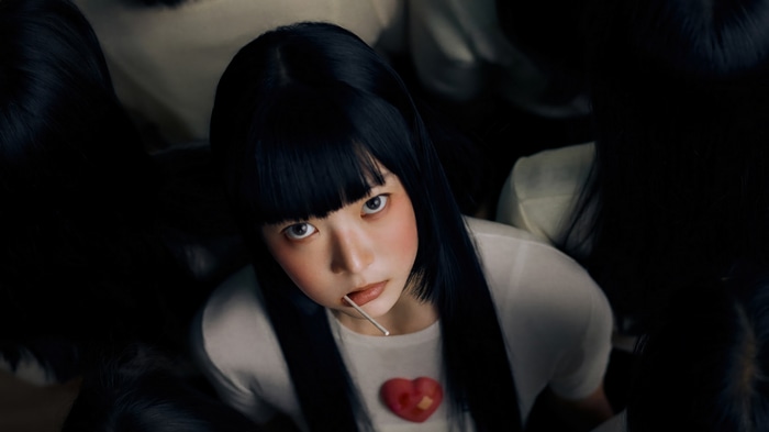 LE SSERAFIM Eunchae with a lollipop