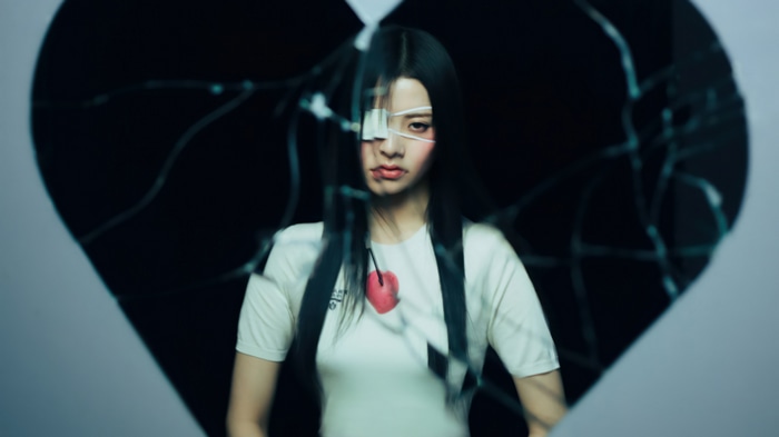 LE SSERAFIM Yunjin in UNFORGIVEN 4K