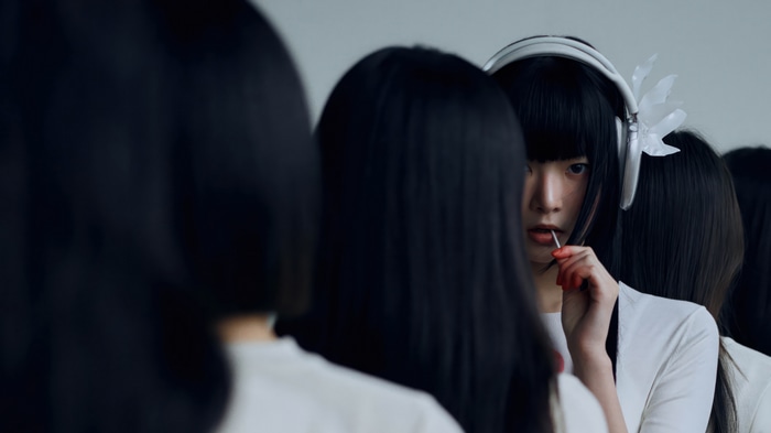 LE SSERAFIM Eunchae with headphones and lollipop