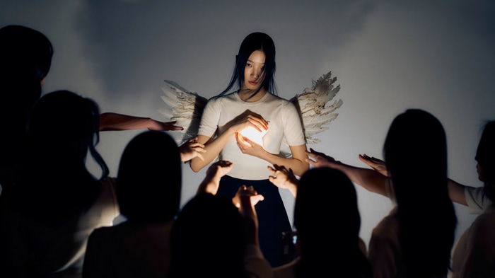 Kazuha with wings holding a glowing orb