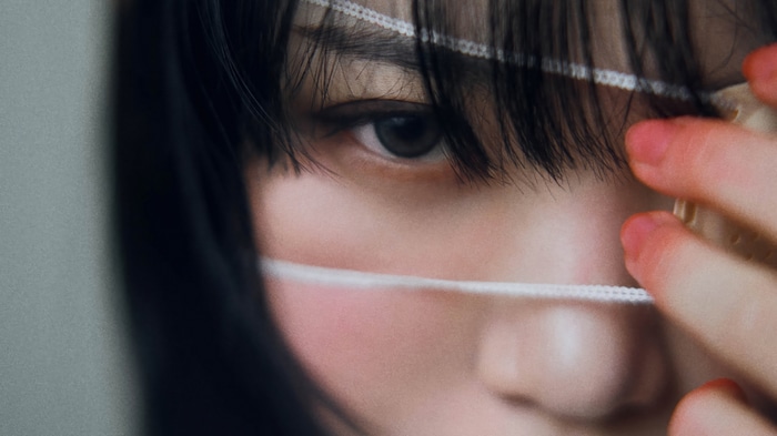 LE SSERAFIM Chaewon close-up with string