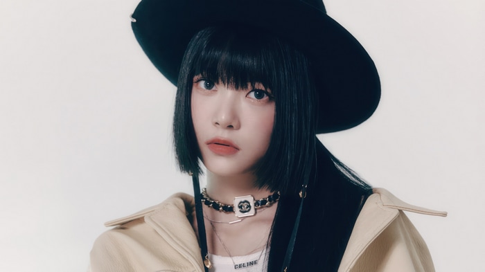 Hong Eun-chae of LE SSERAFIM wearing a black hat