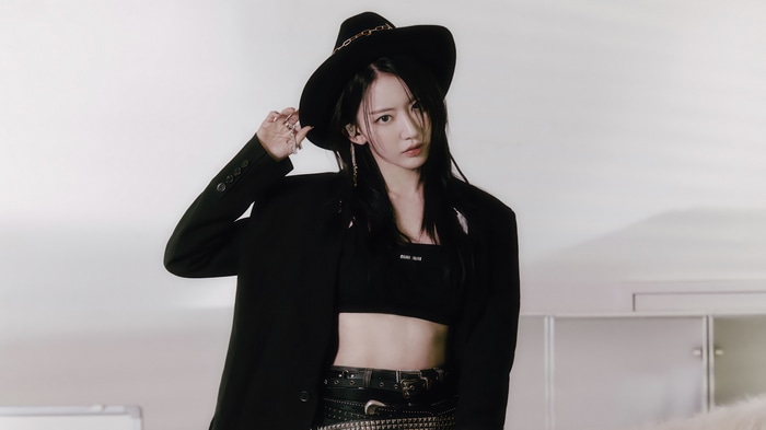 Sakura from LE SSERAFIM wearing a black hat and jacket