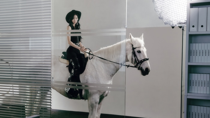 LE SSERAFIM Kazuha on a white horse