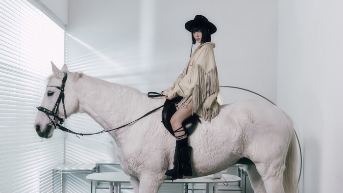 LE SSERAFIM Eunchae on a white horse
