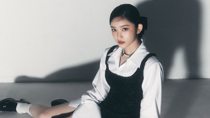 IVE Leeseo in a black dress and white shirt 4K