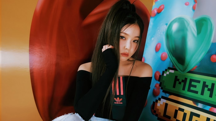 NMIXX Kyujin in black off-the-shoulder top