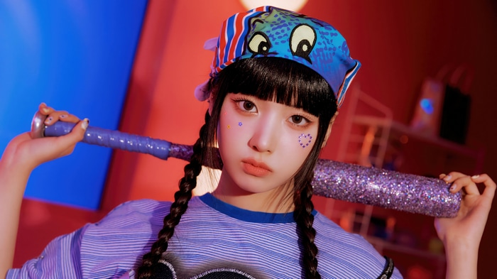 NMIXX Jiwoo holding a baseball bat