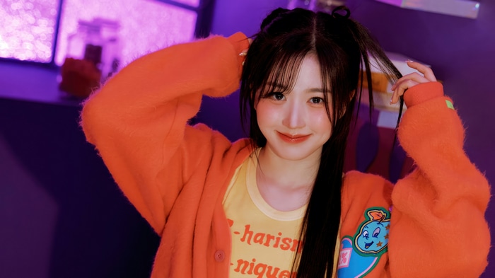 NMIXX Oh Hae Won in orange cardigan