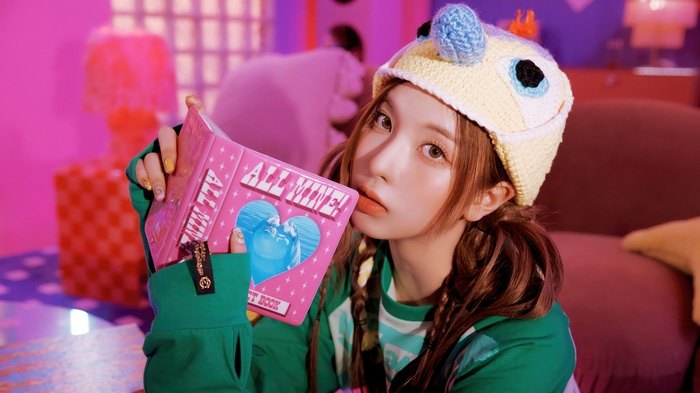 NMIXX Bae holding a pink book